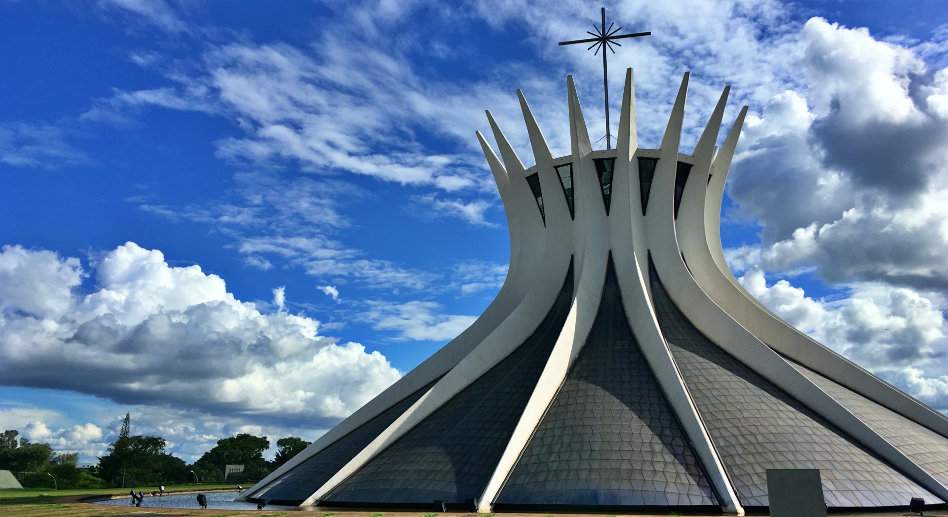 Catedral Metropolitana de Brasília: o símbolo da fé e da arquitetura modernista brasileira